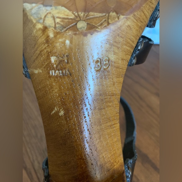 Solid Wood Base Leather Upper San Marina Black Patent Sz 38 Italy Heeled Sandals - Picture 8 of 11